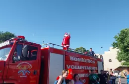 Papá Noel y los Bomberos Voluntarios de Berisso llevaron alegría a cada rincón de la ciudad