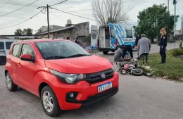 Una mujer herida tras un accidente entre un auto y una moto