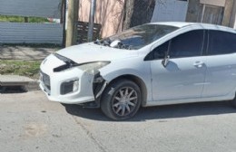 Camión recolector chocó a un auto estacionado en 18 y 168