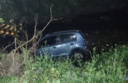 Un automovilista se despistó y terminó en el canal de la Avenida 66