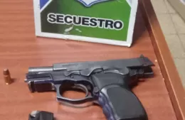 Detuvieron a un sujeto que filmaba a los autos con un arma de fuego en su mano