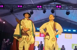 Facundo Trabella fue elegido Embajador Cultural del Inmigrante tras una noche marcada por demoras y tensión
