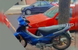 Le robaron la moto de la puerta del restó donde trabaja