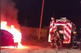 Rápida intervención de bomberos ante el incendio de un vehículo en 158 y 15