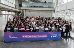 Más mujeres en tecnología: Fundación YPF entregó diplomas a las egresadas de Ingenias +