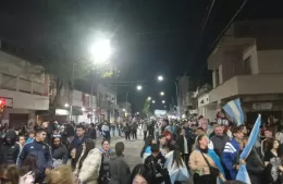 Berisso salió a las calles para celebrar el triunfo de Argentina sobre Inglaterra