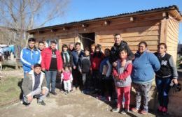 Jesús Helguera y sus precandidatos entregaron casillas a familias necesitadas