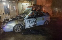 Incendio de un vehículo en el Barrio Náutico