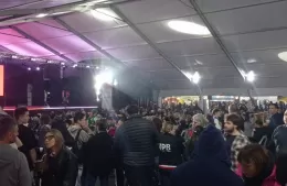 A pesar de la llovizna, la Carpa del Inmigrante recibe a numerosos visitantes en la anteúltima jornada