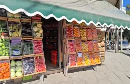 Verduras que vuelan, frutas que esperan: la nueva rutina del barrio