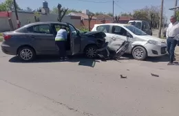 Chocaron dos autos e impactaron contra un taxi estacionado