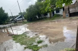 Vecinos bajo agua: más de seis meses con “cráteres” en la puerta de sus casas