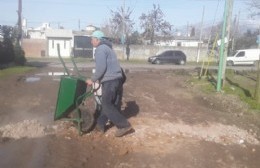 Vecinos arrojan escombros para mejorar calle en mal estado