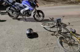 Choque entre una moto y una bici terminó con un herido