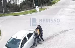 Choque y fuga en Berisso: un auto embiste a una bicicleta con un menor y huye del lugar