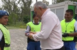 Los dirigentes massistas locales saludaron a los policías en su vida