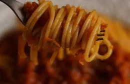El comedor “Pancita Vacía” prepara fideos con tuco para las familias del barrio