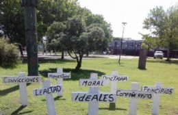 Cruces blancas con leyendas se presentan como un "Cementerio político partidario" en pleno Parque Cívico