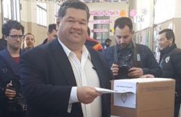 El intendente emitió su voto acompañado por su hermano, el candidato Leandro Nedela