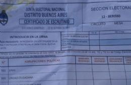 Certificados de escrutinio en el tacho de la basura