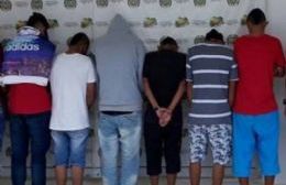 Adolescentes forajidos atacaron un auto y les robaron a sus ocupantes