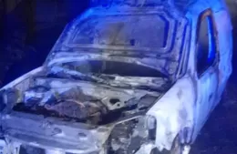 Robaron camioneta en La Plata y la incendiaron en Berisso