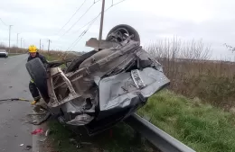 Accidente en avenida 66: Auto robado terminó volcado y buscan a sus ocupantes