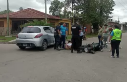 Siniestro vial entre una moto y un auto deja como saldo un herido