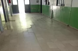 Denuncian deterioro del piso en una escuela de la región