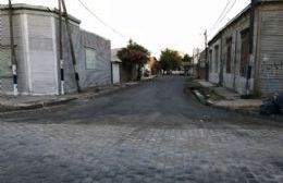Vecinos celebran las mejoras en una calle con pozos históricos