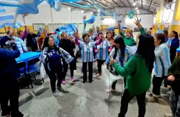 Adultos mayores también celebraron juntos el pase de Argentina a la final