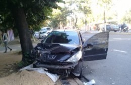 Irresponsable al volante: manejaba borracho y chocó a un auto estacionado