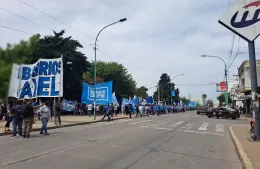 Militantes y vecinos se dirigen al acto central de Axel Kicillof