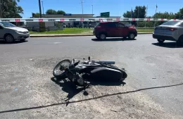 Choque entre moto y auto en 4 y 158: un herido