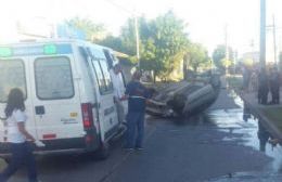 Dos heridos por el vuelco de un automóvil