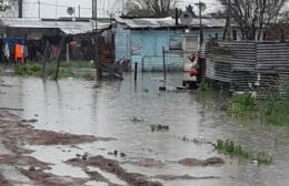 Calles anegadas, postes caídos y alerta meteorológico por vientos