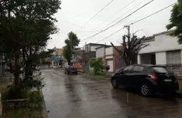 Continúa la lluvia en la ciudad y sin agua por un corte de energía que paralizó el bombeo