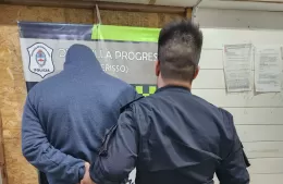 Efectivos policiales detuvieron a un sujeto que estaba robando en una vivienda