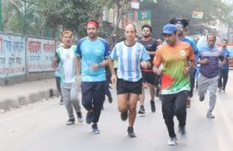 Promesa mundialista: runner platense llevó más de mil camisetas a Bangladesh