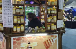A pura tradición, la miel entre productores y familias