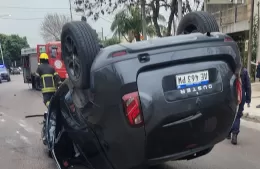 Chocó contra un árbol y volcó en 4 y 164