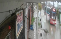 Villa Nueva: calle anegada, sumideros tapados y el paso del colectivo manda el agua para las casas