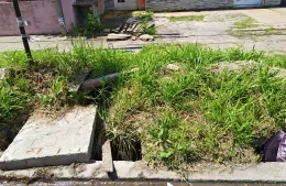 Vecinos de calle 15 denuncian veredas rotas y abandonadas tras trabajos inconclusos