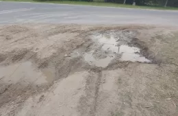 Vecinos enfrentan demoras en el suministro de agua y dificultades en el estado de las calles