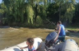 Rescataron a una familia que quedó atrapada por la crecida del río