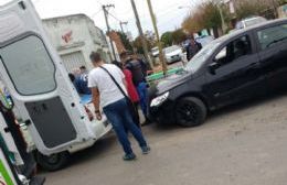 Revuelo por choque entre un automóvil y un patrullero