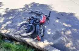 Accidente entre moto y auto en la calle 155 entre 8 y 9