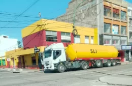 Prevención de inundaciones: camión de gran porte realizó tareas en pleno centro