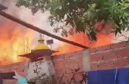 Voraz incendio consume una vivienda en el barrio El Dique de Ensenada