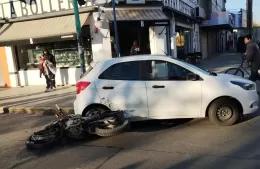 Maniobra indebida en pleno centro: automovilista chocó a una moto